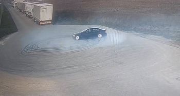 Nie wiedział o monitoringu. Zaczął kręcić "bączki". Stracił prawko. Nagranie