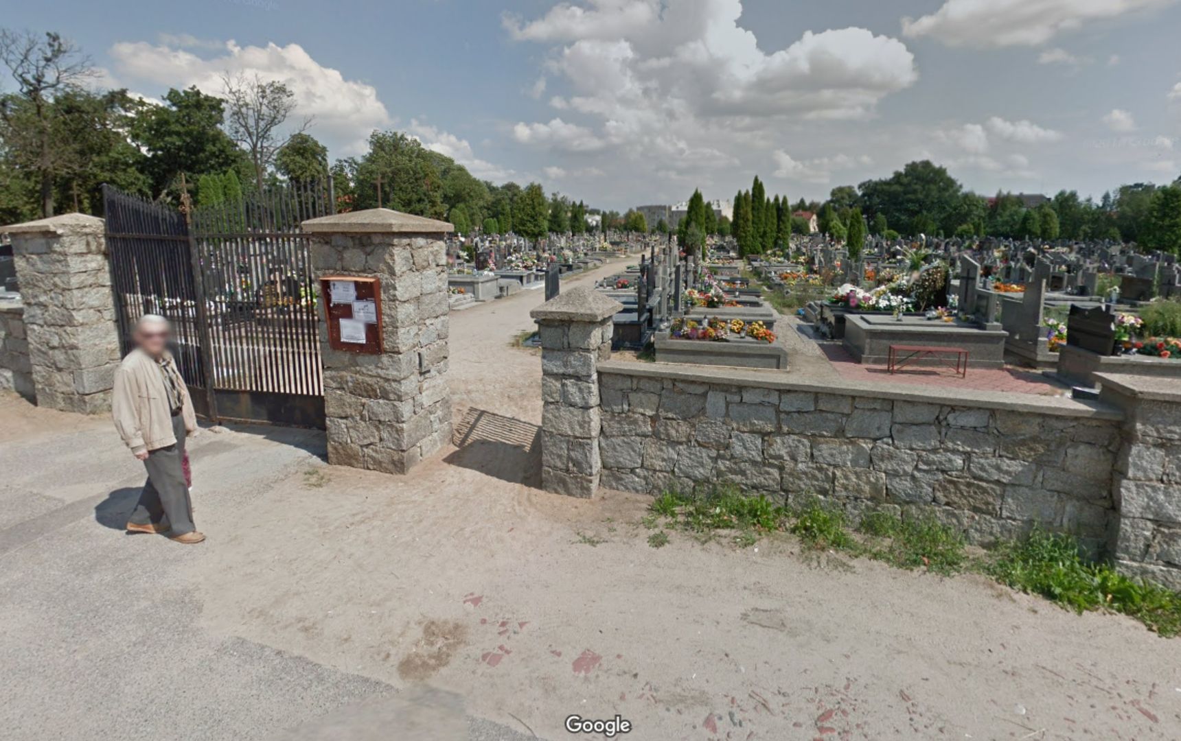 Makabryczne odkrycie na cmentarzu. Ktoś zakopał noworodka