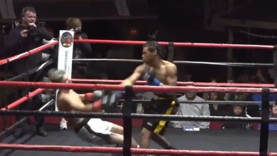 Scot England pada na deski po ciosach rywala