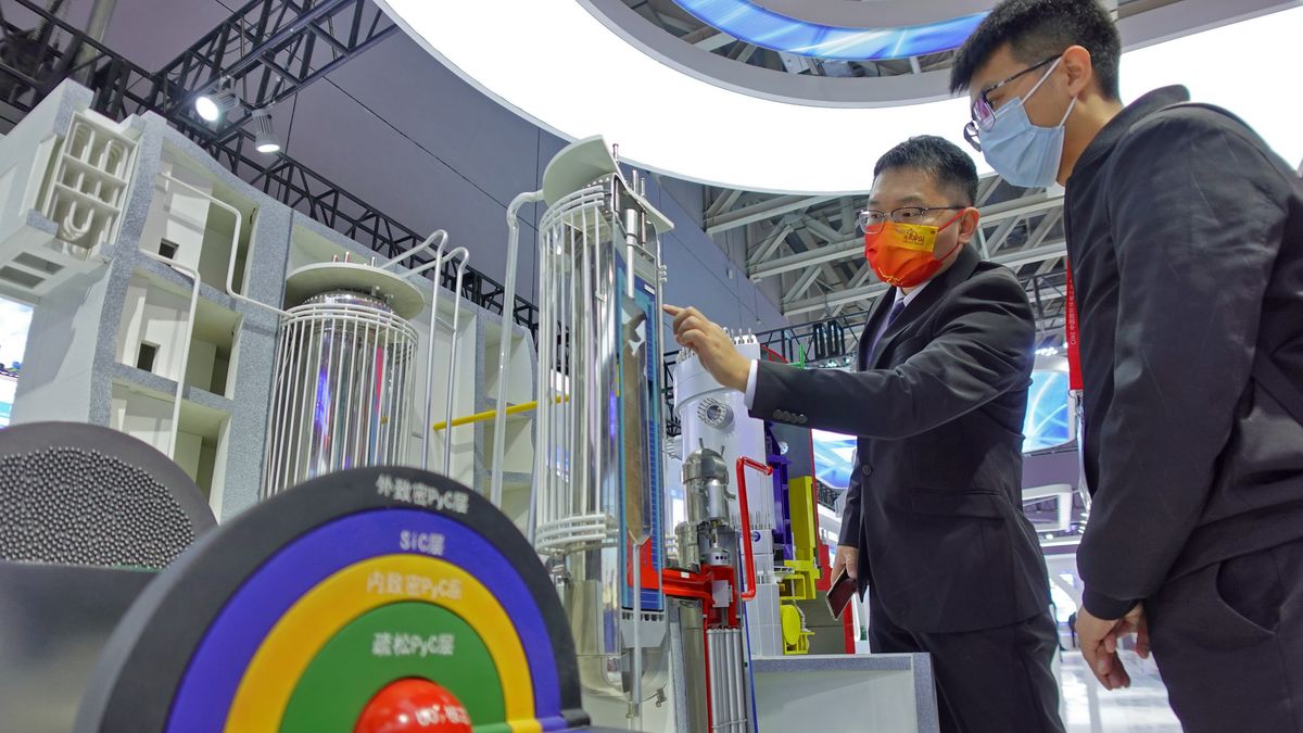 Model wysokotemperaturowego reaktora chłodzonego gazem prezentowany w Chinach w 2023 r.