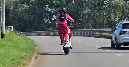 Motocyklista nagrany. Niosą się ujęcia z Wrocławia
