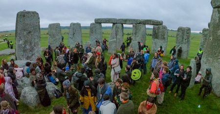 Letnie przesilenie w Stonehenge. Tłum świętował mimo obostrzeń