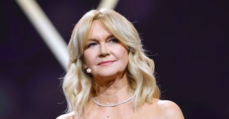 W takiej sukience zapozowała na okładce. Robi cuda z sylwetką