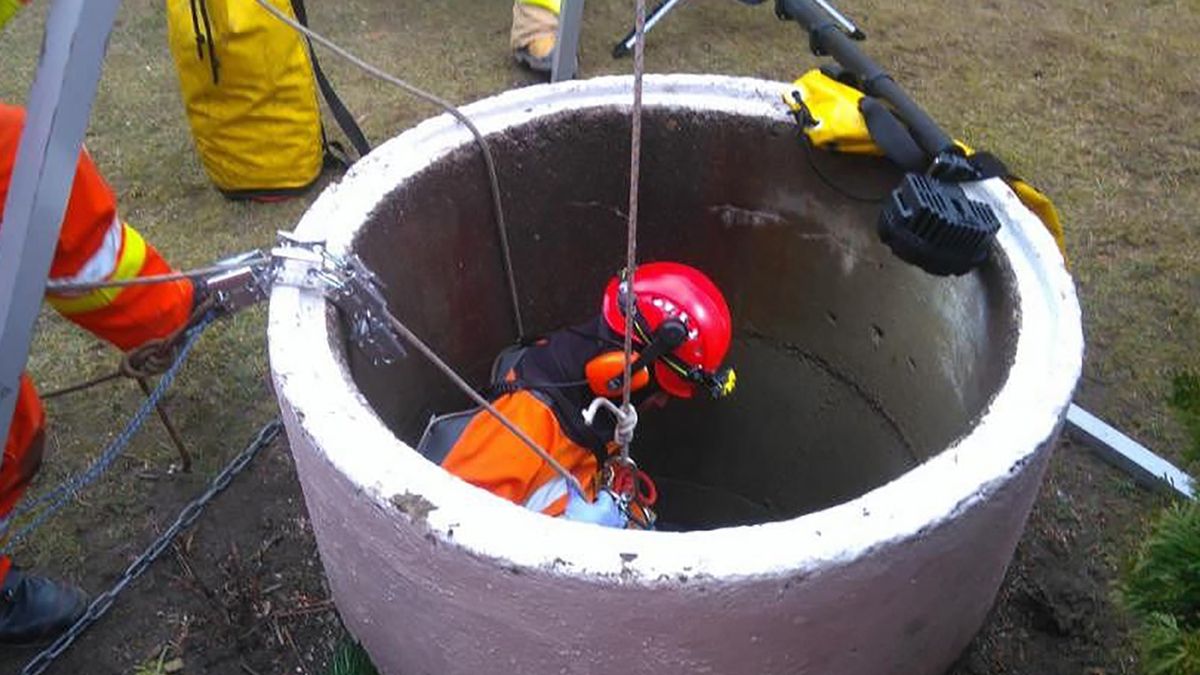 Strażacy wyciągnęli ze studni 53-letnią kobietę