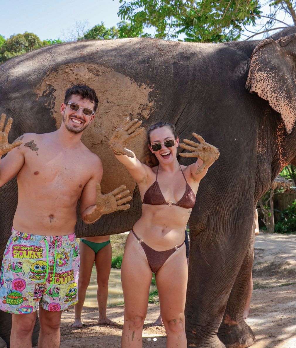 Wiktoria Gąsiewska ze słoniem i ukochanym