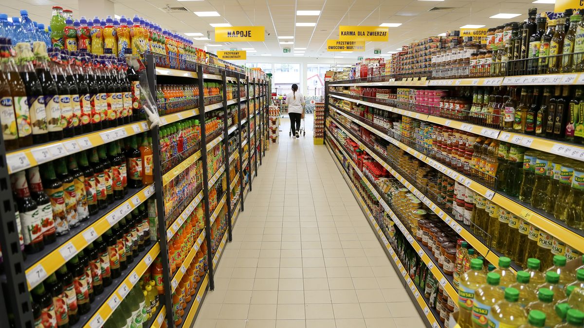 Bialystok, 23.06.2015. Na osiedlu Lesna Dolina przy ul. sw. Andrzeja Boboli powstal nowy sklep PSS Spolem. Zatrudnil około 35 pracownikow. N/z wnetrze sklepu