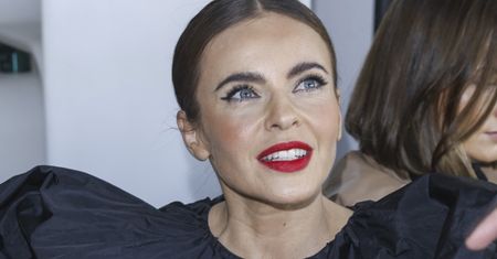 Przyszła w krótkiej sukience. Rajstopy były "wisienką na torcie"