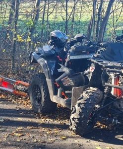 Wypadek w środku lasu. Motocyklista w szpitalu