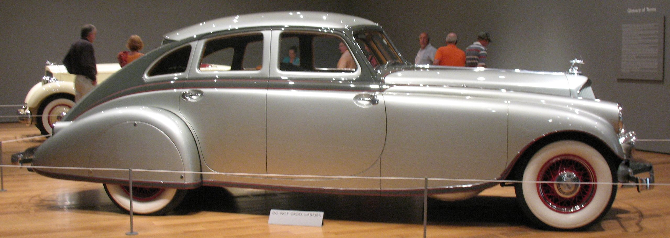Pierce Silver Arrow z nadwoziem wykonanym z aluminium. (Autor James Emery na lic. CC 2.0)