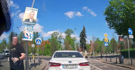 Zajechał mu drogę i wyhamował. Wszystko po to, żeby pochwalić się legitymacją?