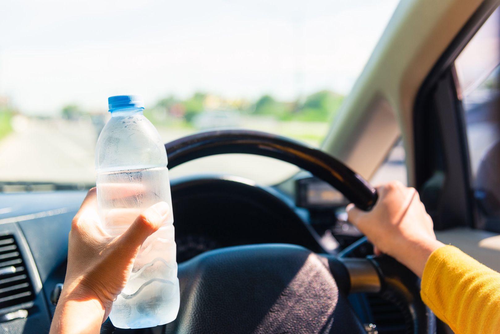 Podczas upału nie zostawiaj butelki z wodą wewnątrz auta. Dlaczego?