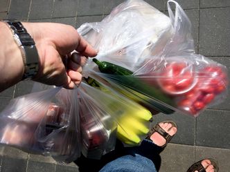 Ministerstwo ujawnia zysk z tzw. opłaty foliówkowej. Są to dziesiątki milionów