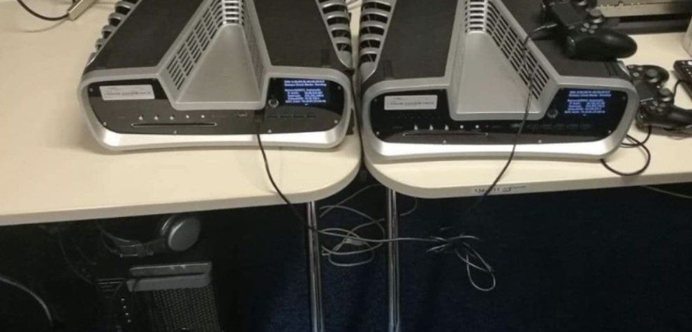 PlayStation 5: zestaw deweloperski i kontroler na zdjęciu