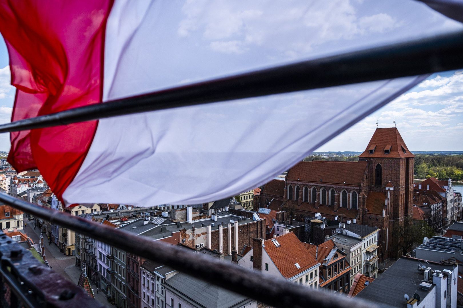 Zgodnie z przepisami ustawy o symbolach państwowych z 31 stycznia 1980 roku (Dz.U. z 2024 r. poz. 155), określone instytucje mają prawny obowiązek eksponowania flagi państwowej