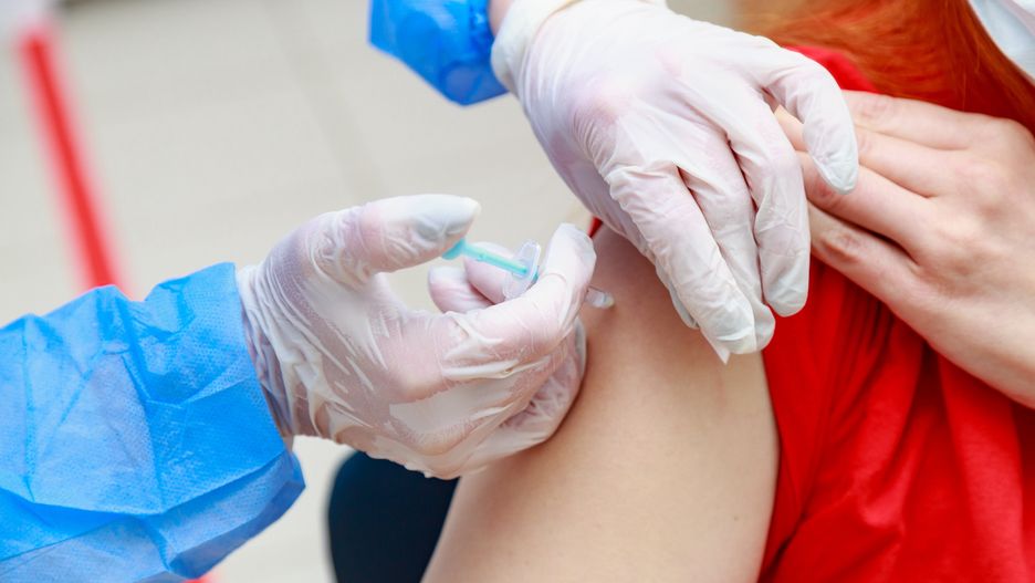 Jak skuteczna jest trzecia dawka szczepionki? Opublikowano nowe raporty