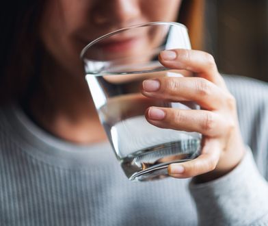 Oto faktyczne skutki picia wody na pusty żołądek. Lekarka porządnie to wyjaśniła