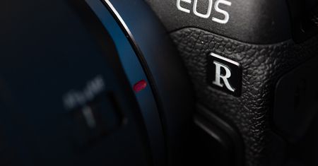 Canon RF 100 mm f/2.8 i Canon EF 85 mm f/1.8 opatentowane. Zapowiadają się ciekawie