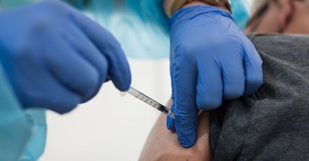 Przegrana AstraZeneca? Lekarz o kontrowersjach wokół szczepionki