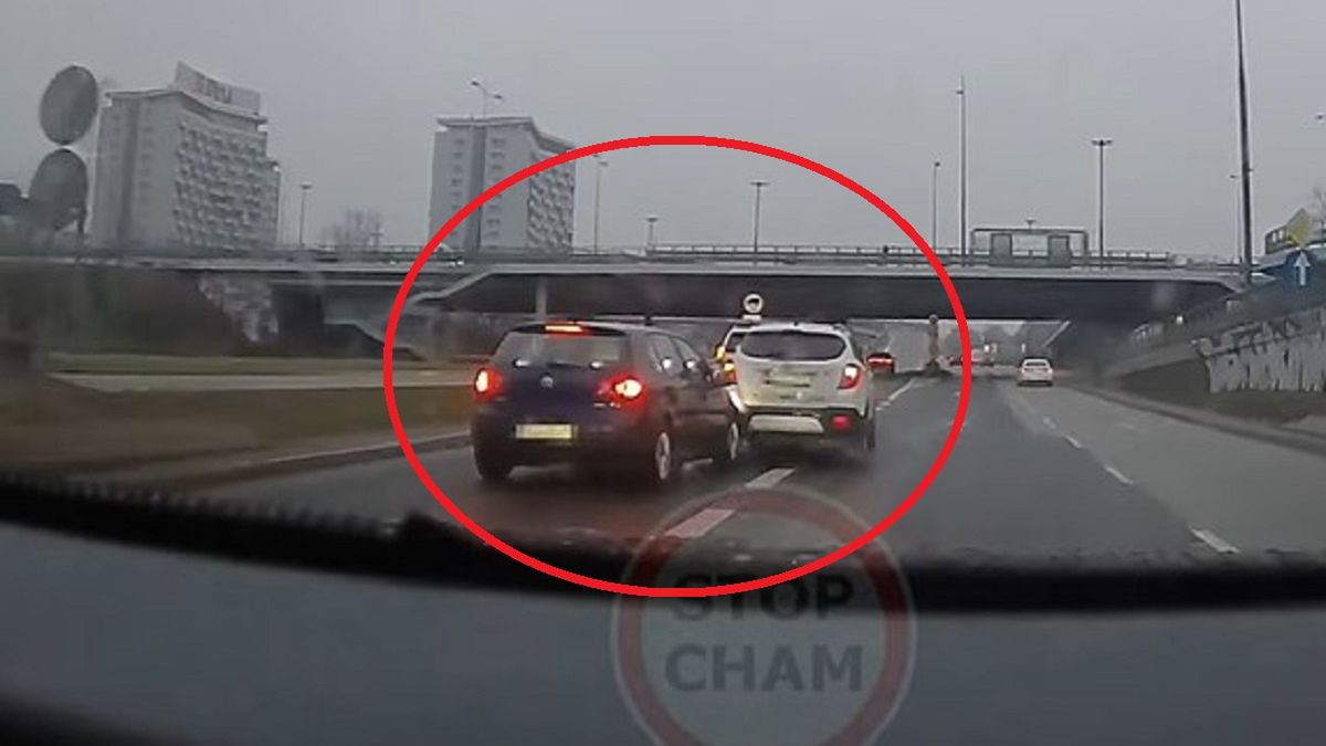 Nagranie z Warszawy. Walka o pas na drodze.