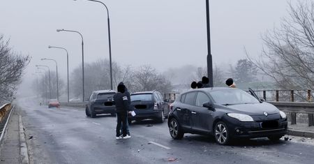 Karambol w Lublinie! Na wiadukcie ul. Mełgiewskiej zderzyło się dziewięć samochodów. Droga zablokowana [ZDJĘCIA]