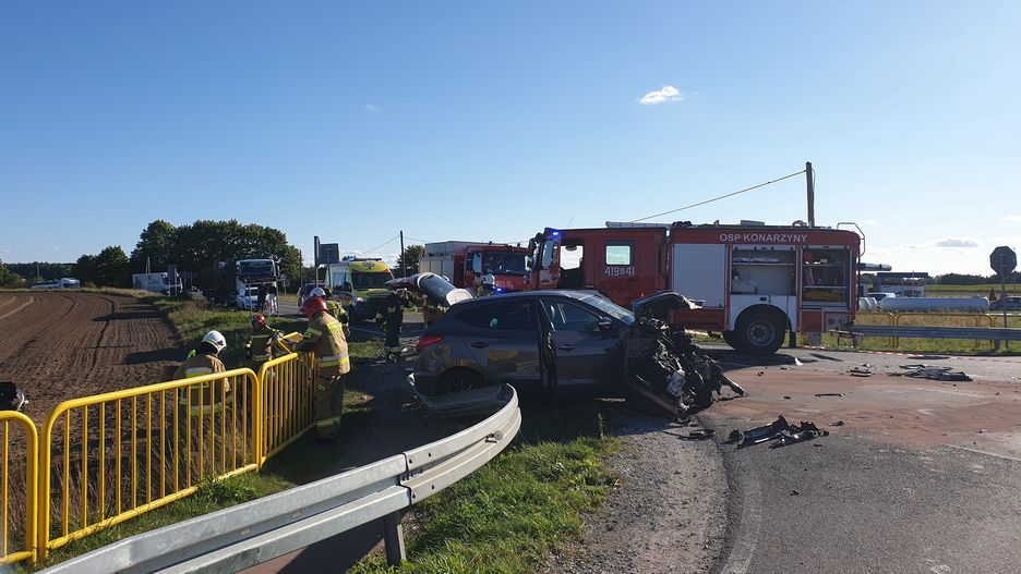 Groźny wypadek na drodze 212. W ruch poszły narzędzia hydrauliczne.