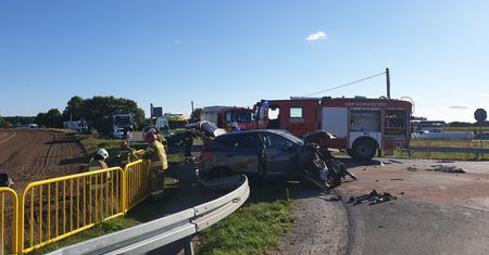 Wypadek na trasie Chojnice-Bytów. Dwie osoby były zakleszczone w aucie