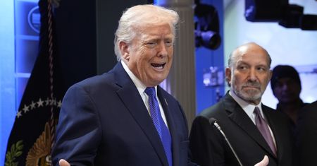 Działo się w nocy. Trump nakłada cła "na cały świat"