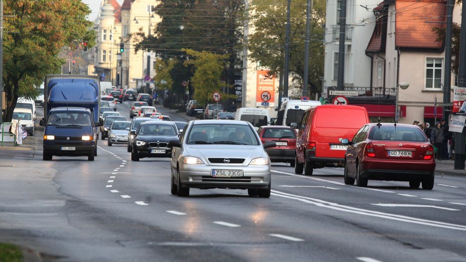 Remonty drogowe w Sopocie. Trwają prace na alei Niepodległości - kierowcy są niezadowoleni