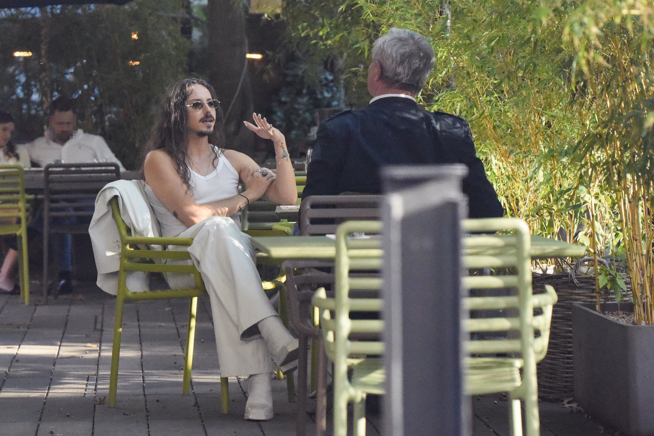 Michał Szpak delektuje się trunkiem na spotkaniu 