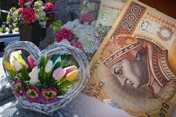 Emerytura po śmierci - kiedy rodzina może ją zatrzymać, a kiedy musi oddać? Przykłady z ZUS