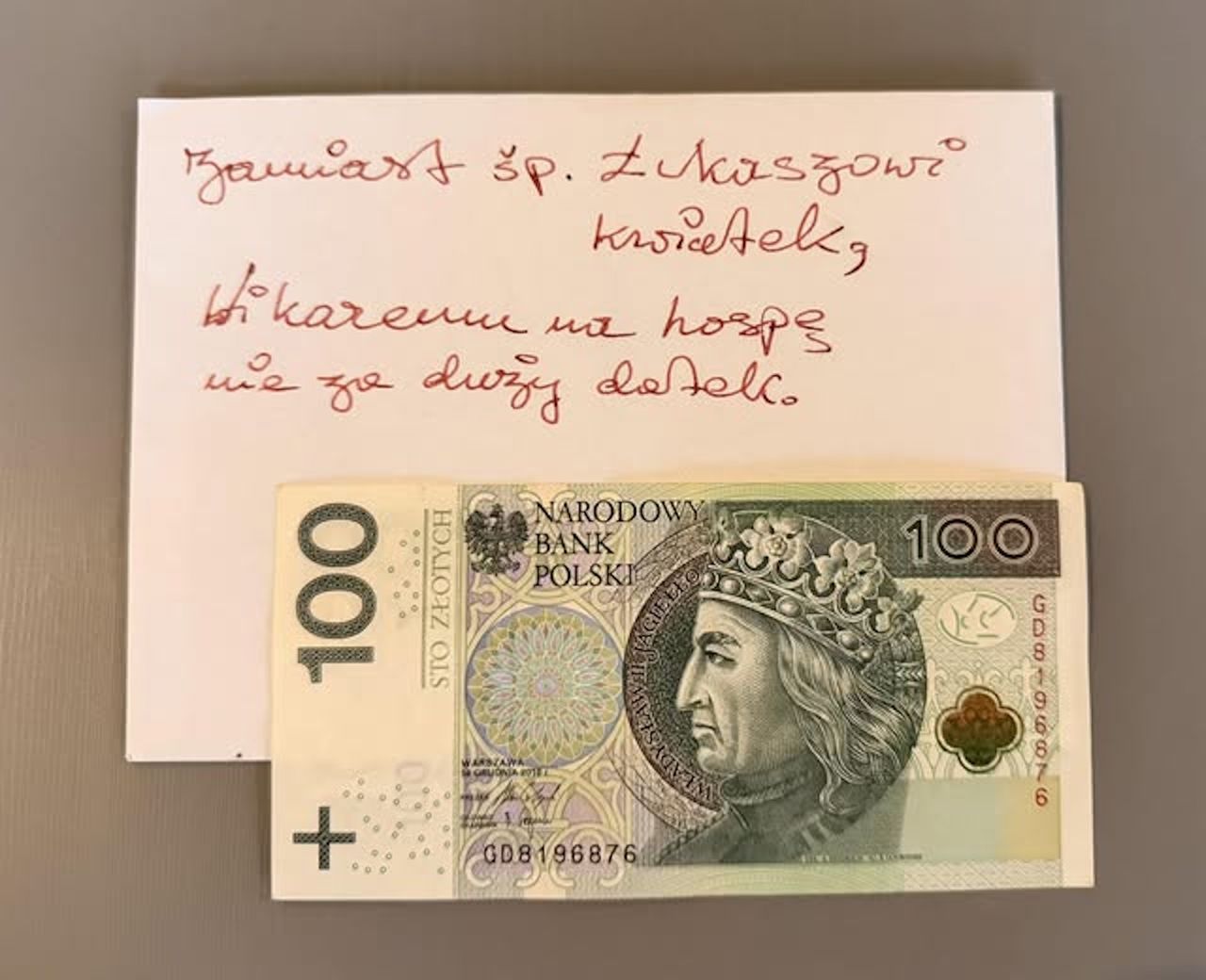 Ksiądz pokazał kartkę od kościelnego. "Nie za duży datek"