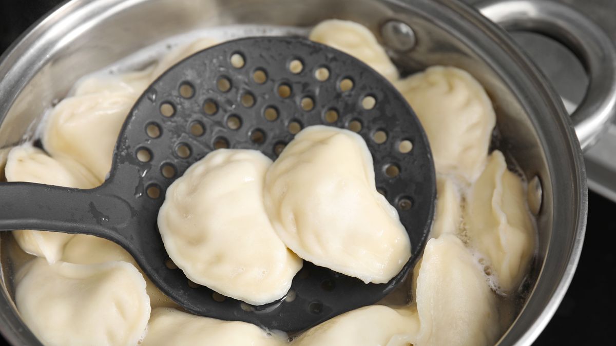 Czego nie dodawać do ciasta na pierogi?