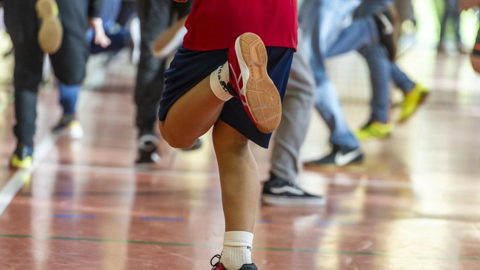 Nauczyciel WF zwraca uwagę na ważny problem. "Chłopiec połamie tym dziewczynom palce"