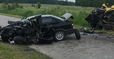 Lubelskie: BMW z maturzystami uderzyło w busa, nie żyje 19-latek