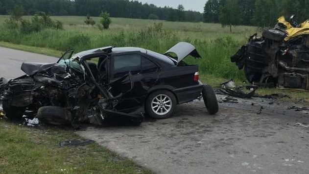 Lubelskie: BMW z maturzystami uderzyło w busa, nie żyje 19-latek