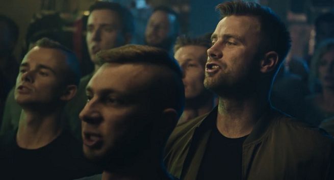 Artur Boruc śpiewa z kibicami romantyczną piosenkę w spocie ForBETu (wideo)