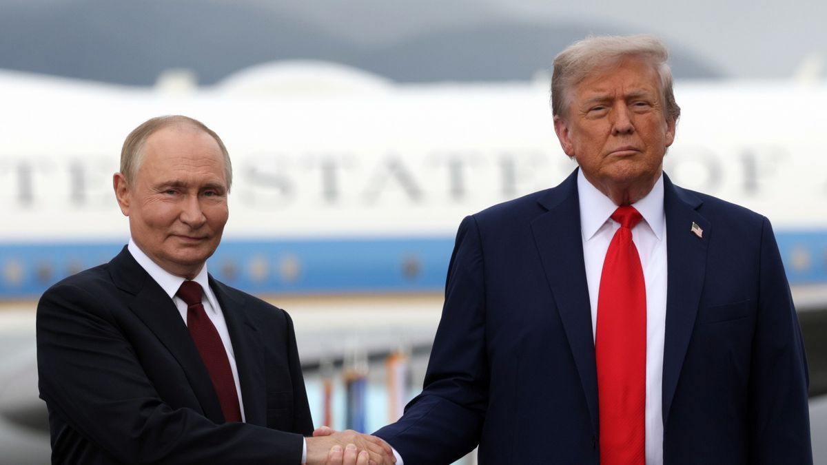 US President Donald Trump (R) and Russian President Vladimir Putin pose on the podium on the tarmac after they arrived to attend a meeting at Joint Base Elmendorf-Richardson in Anchorage, Alaska, USA, 15 August 2025. EPA/GAVRIIL GRIGOROV/SPUTNIK/KREMLIN POOL / POOL MANDATORY CREDIT Dostawca: PAP/EPA.