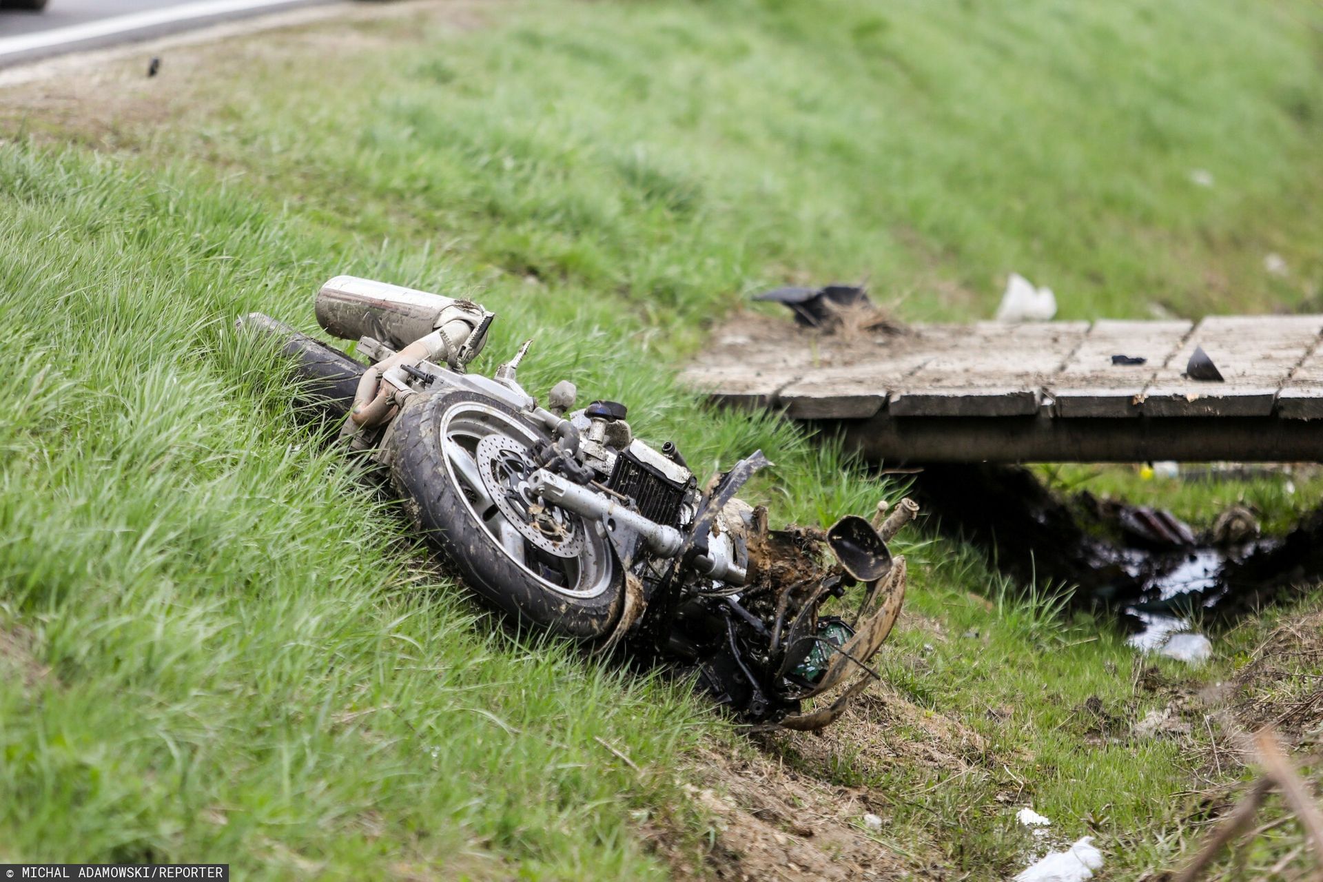 Koszmarna śmierć 17-letniego motocyklisty. Uderzył w składowane drewno