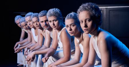 Rojek na scenie Teatru Roma w Warszawie. "Sprzedawcy marzeń" to wejście w świat arcydobrych tekstów [RECENZJA]