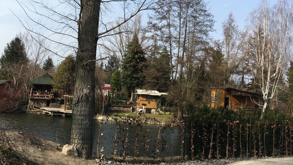 Warszawa. Wiele stołecznych działek staje się komfortowym miejscem wypoczynku. W pandemii tylko pozazdrościć dzialkowcom