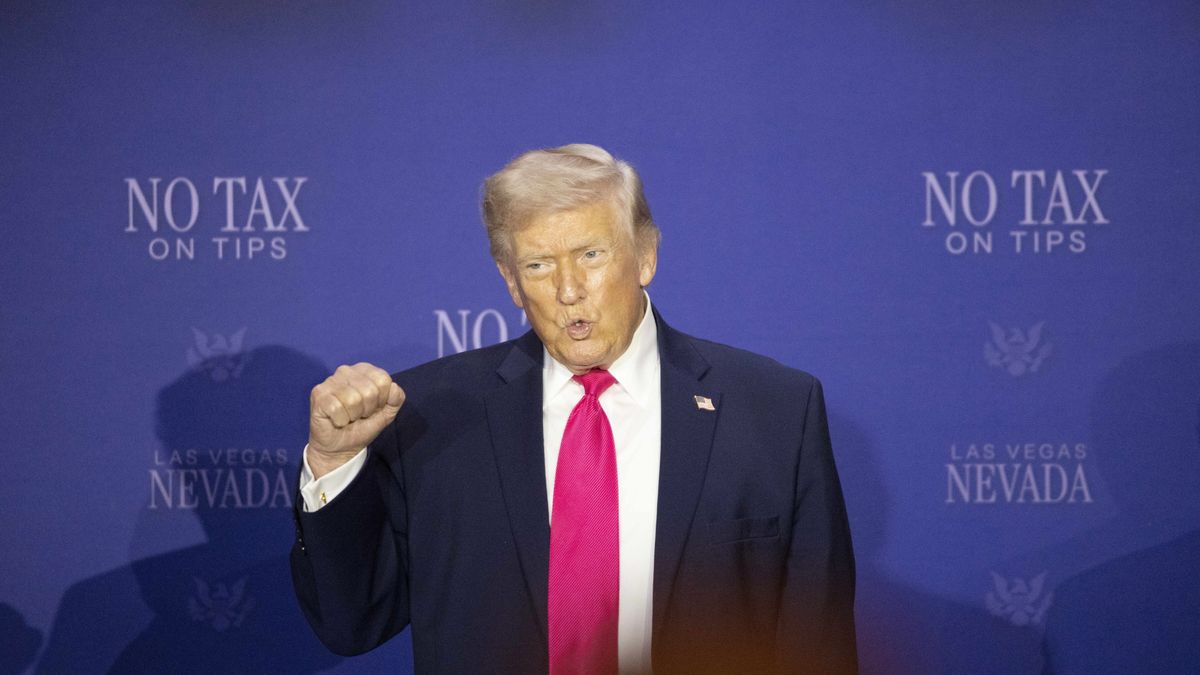 epaselect epa12895253 US President Donald Trump gestures before leading a roundtable event on his 'No Tax on Tips' policy at the AC Hotel Las Vegas Symphony Park in Las Vegas, Nevada, USA, 16 April 2026. The policy allows eligible workers to deduct up to 25,000 US dollars in qualified tip income from their federal taxes. EPA/RONDA CHURCHILL Dostawca: PAP/EPA.