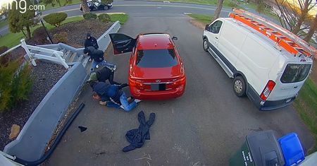 Chcieli ukraść auto. Właściciel pokazał, co potrafi. Nagranie z USA