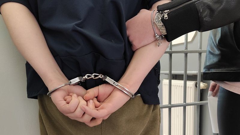 policja zatrzymanie kajdanki