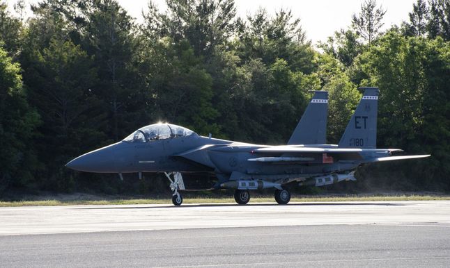F-15E z bombami zbudowanymi w ramach programu Quicksink