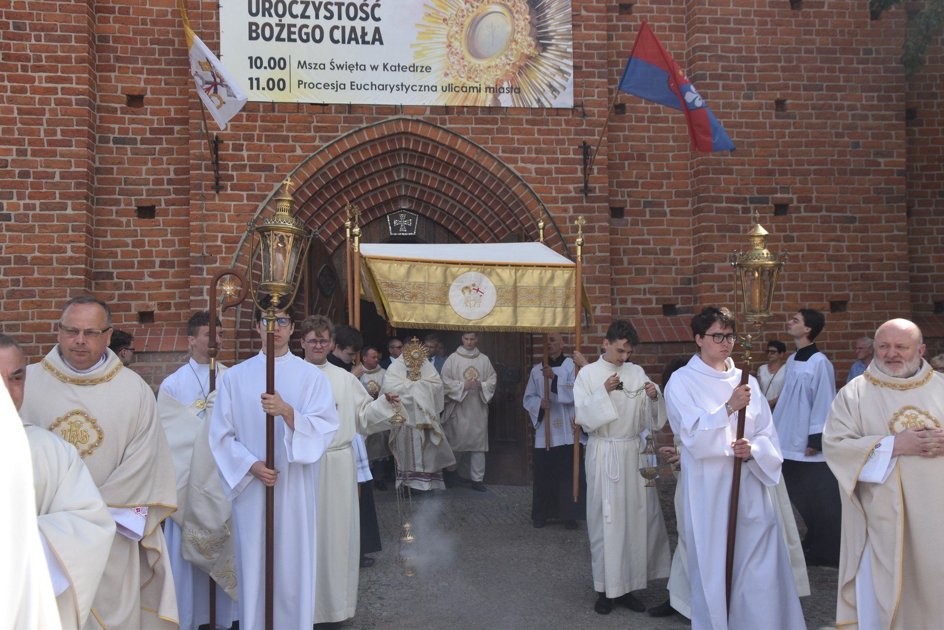 Gorzowska procesja na Boże Ciało przeszła z katedry - ulicami Chrobrego, Jagiełły i Sikorskiego - na Stary Rynek.