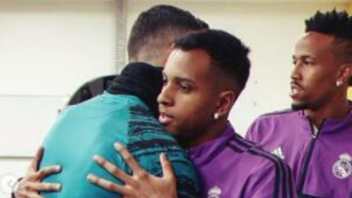 Cristiano Ronaldo i Rodrygo Goes w objęciach