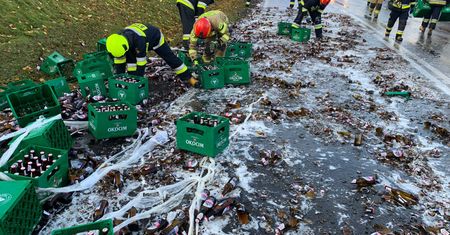 Tysiące rozbitych butelek piwa na drodze. Niecodzienny incydent w Zachodniopomorskim