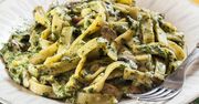 Makaron podaję z zielonym sosem. Nie każdy wie, jak dobrze przygotować te liście
