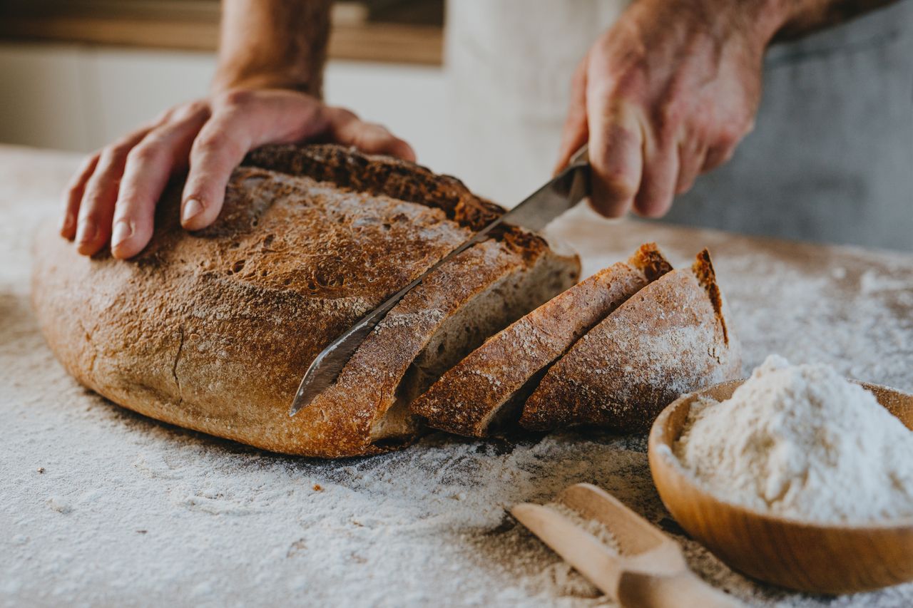 Dobrze przechowywany chleb, znacznie dłużej zachowa świeżość.