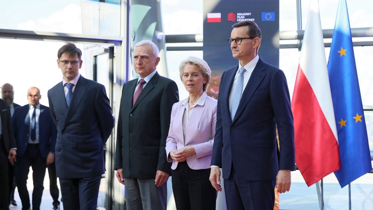 Ursula von der Leyen, Mateusz Morawiecki, Piotr Naimski, Eryk K�ossowskiKonstancin-Jeziorna, 02.06.2022. Przewodnicz�ca Komisji Europejskiej Ursula von der Leyen (2P), premier RP Mateusz Morawiecki (P), sekretarz stanu w Kancelarii Prezesa Rady Ministr�w, pe�nomocnik rz�du do spraw strategicznej infrastruktury energetycznej Piotr Naimski (2L) oraz prezes zarz�du PSE S.A. Eryk K�ossowski (L) podczas wizyty w siedzibie Polskich Sieci Elektroenergetycznych S.A. w Konstancinie-Jeziornie, 2 bm. (jm) PAP/Leszek Szyma�skiLeszek Szyma�skienergetyka, EU, KE, konferencja, KPO, krajowy plan odbudowy, polityk polityka, Polskie sieci energetyczne, prasowa, ue